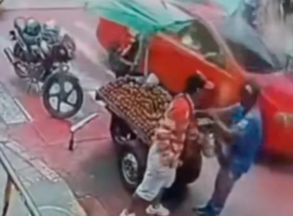 EN VIDEO: Asesinado vendedor de aguacates que por accidente chocó su carreta con una moto