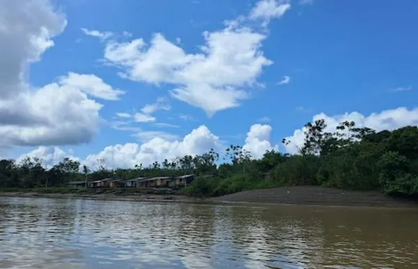 Alerta sanitaria en el río Atrato: al agua la está invadiendo la basura del botadero de Vigía del Fuerte, Antioquia