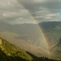 Foto de arcoíris en Chicamocha, en nota sobre por qué el arcoíris no tiene los colores negro, café y gris: así se forman los colores