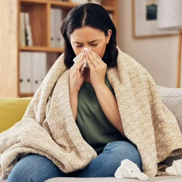 Foto de mujer enferma, en nota de que en Estados Unidos hay alerta por infección que se contrae en duchas, grifos y aire acondicionado
