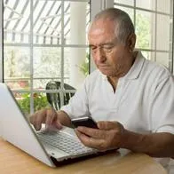Foto de adulto mayor frente a computador, en nota de que Colpensiones soltó aviso importante sobre servicio en marzo: qué pasará y por qué