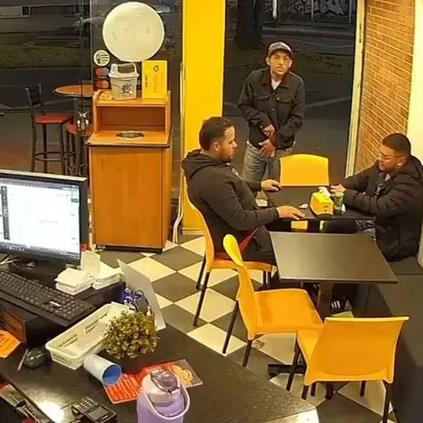 Nuevo robo a restaurante en Bogotá: ladrones no dejaron comer a los clientes y les robaron todas sus pertenencias. Empleados también fueron amenazados. 
