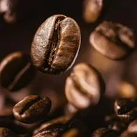 Imagen de café y dinero por nota sobre aumento en el precio del café
