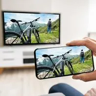 Celular proyectando en televisor, en nota sobre cómo hacerlo