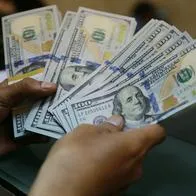 Dólares a pesos: la moneda subió un peso y sigue debajo de los $3.900 hoy