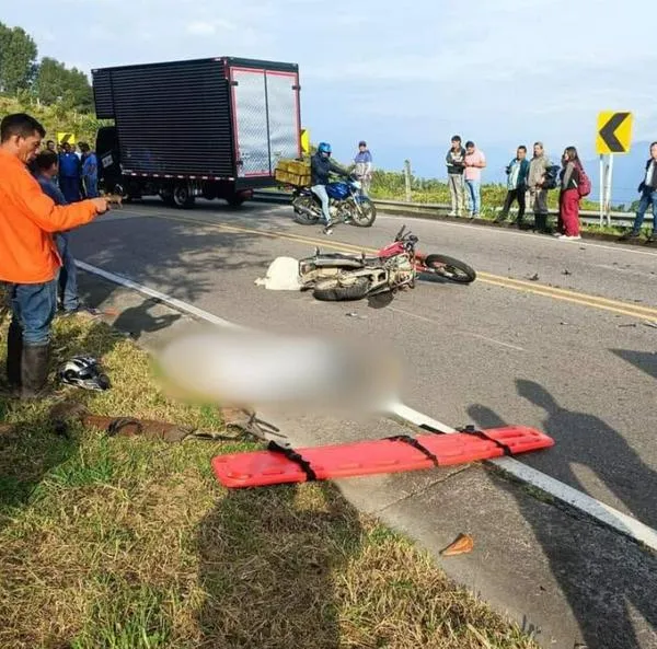 Trágico accidente entre moto y camión cobró la vida de dos personas, en Tolima