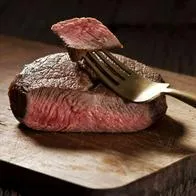 Foto de ternera cocinada, en nota de cómo se originó en Semana Santa la tradición de no comer carne roja: razón de peso