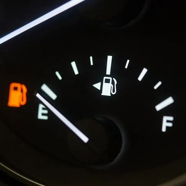 Qué significa el triángulo al lado del símbolo de la gasolina en el carro
