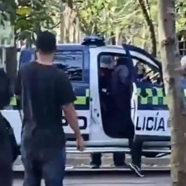 Momento en el que unos encapuchados robaron una patrulla de la Policía en Medellín y la metieron al campus de la Universidad de Antioquia