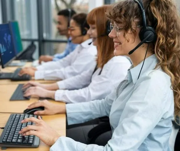 Personas trabajando en call center. En relación con oferta laboral en Teleperformance. 