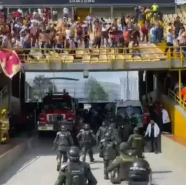 Reportan disturbios en el estadio El Campín durante el partido entre Santa vs. Tolima. El juego estuvo pausado durante unos minutos. 