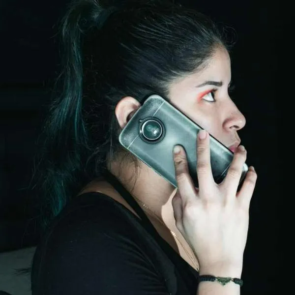 Foto de mujer al teléfono, en nota de cuál es el peligro de aplicaciones de préstamos digitales en Colombia así amenazan