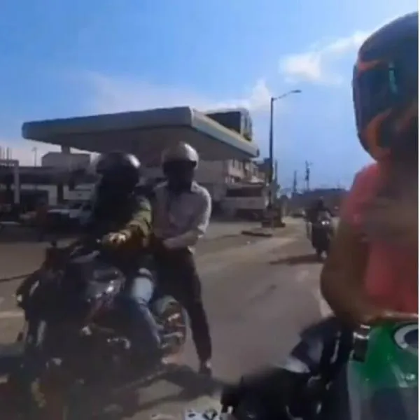 Video capta momento cuando motociclista es abordada por tres delincuentes en Bogotá