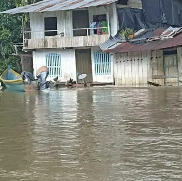 Emergencia en Chocó: río Baudó se desbordó y hay más de 9.000 damnificados en dos municipios de ese departamento. Están con agua al cuello. 