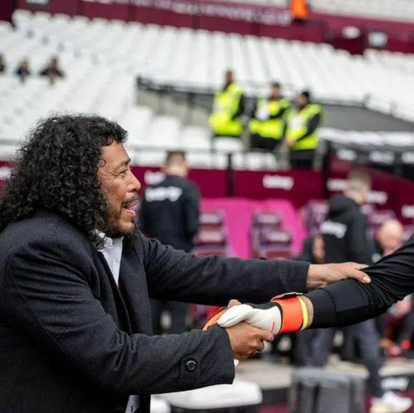 'Dibu' Martínez saludó a René Higuita en partido West Ham vs. Aston Villa
