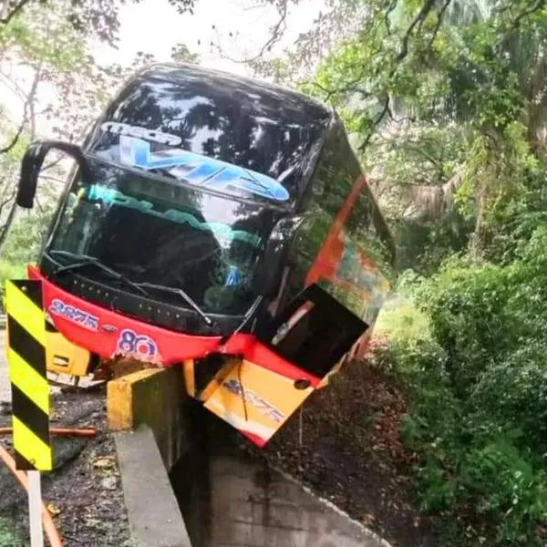 Bus de Rápido Tolima sufrió duro accidente y conductor salió volando de vehículo