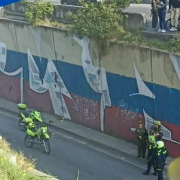 Mujer en Bogotá se cayó de un puente peatonal en el sector de 21 Ángeles, en el noroccidente de la ciudad. Hay un enorme caos en el sector. 