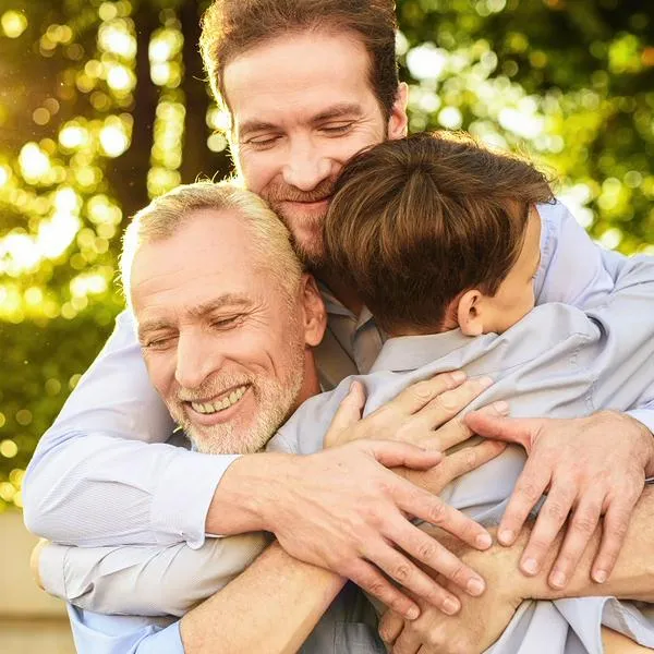 Hombres, en nota sobre mensajes bonitos para dedicarles en su día