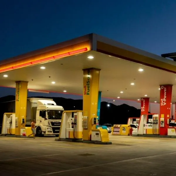 Shell, empresa que vende gasolina, tiene planeado cerrar 1.000 estaciones de gasolina para meterse en negocio de cargadores para carros eléctricos.