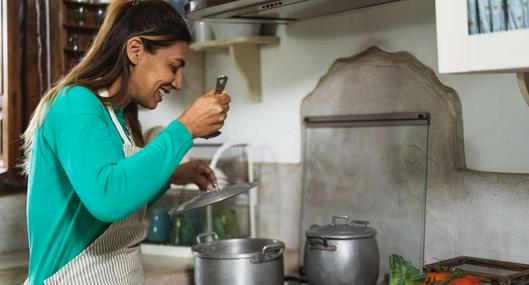 Foto de mujer cocinando, en nota de cómo hacer comida fácil en Semana Santa: recetas originales y económicas en Colombia.