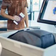 Foto de puesto de seguridad en terminal aérea, en nota de por qué hay que sacar el portátil en control de seguridad en aeropuertos: razón clave