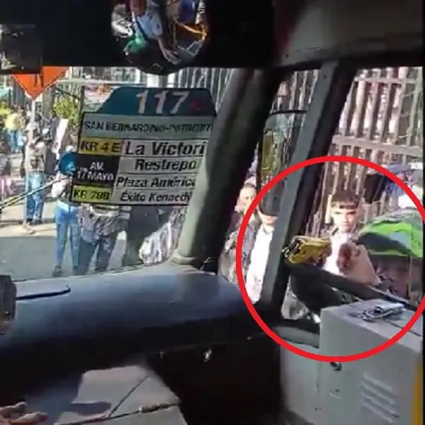 Amenaza de policías con pistola 'taser' a conductor de Sitp en Bogotá.