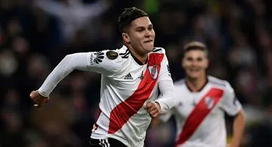 Juan Fernando Quintero, quien es idolatrado por Claudio 'Diablito' Echeverri, joya de River Plate.
