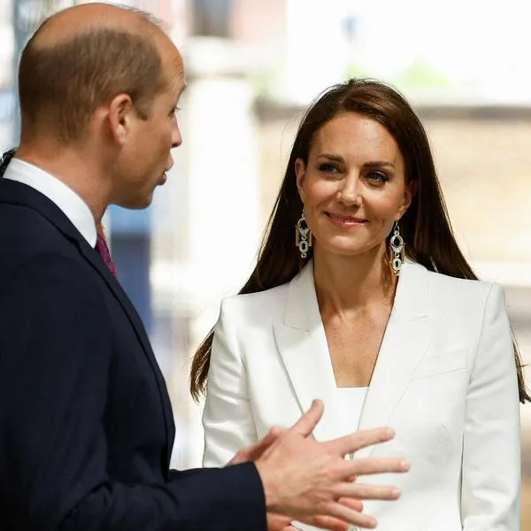 El príncipe William, con la duquesa de Cambridge, Kate Middleton, durante un evento.