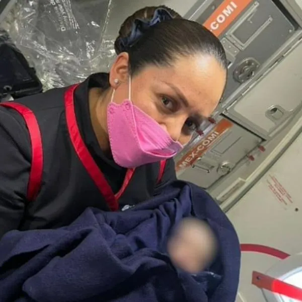 Mujer dio a luz en pleno vuelo y aerolínea dio regalo a recién nacido, en México