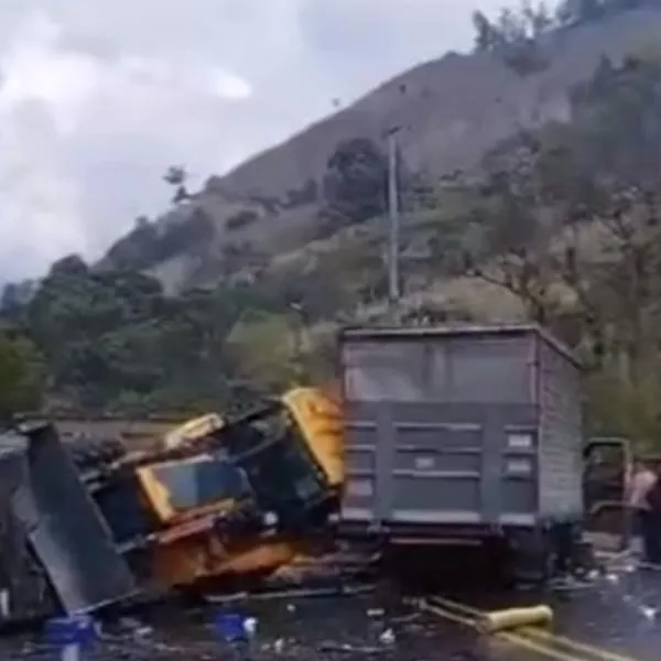Cerrada vía de La Línea por accidente en Cajamarca de camión y retroexcavadora
