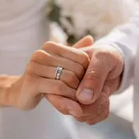 Foto de manos de pareja, en nota de cómo saber qué talla de anillo tengo: pasos fáciles para hacerlo desde la casa