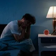 Foto de persona despierta, en nota de qué hacer para dormir y no despertar más temprano de lo deseado: recomendaciones
