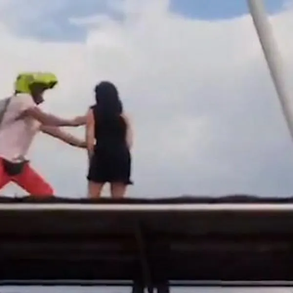 Policía evitó que mujer cayera desde el viaducto de Pereira; lo elogiaron con aplausos