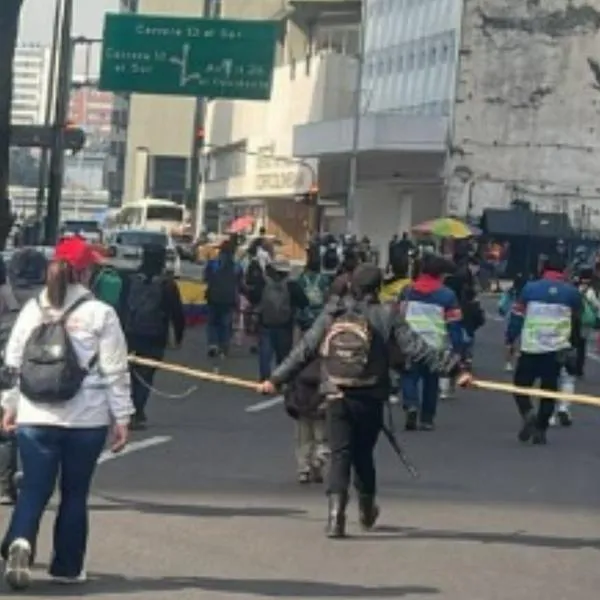 Manifestaciones en centro de Bogotá arman trancones por calle 26 con carrera 13