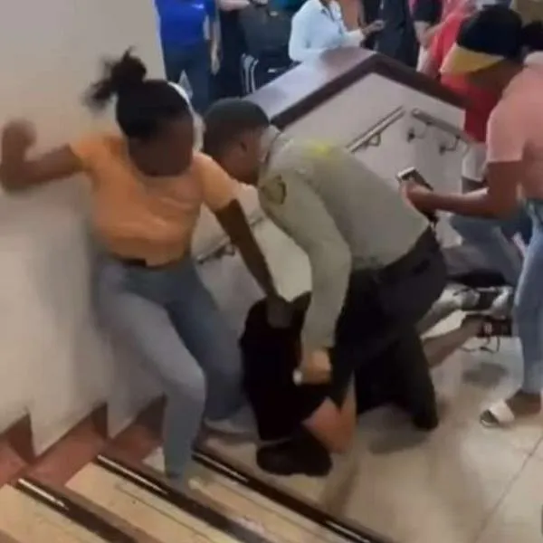 Fotos de trifulca en terminal aérea, con nota de que en aeropuerto de San Andrés, dos mujeres agarraron a puños a turista: por qué (video)