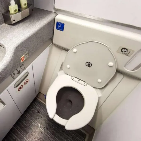 Foto de baño de aeronave, en nota de cómo funcionan los inodoros de los aviones: aplica en Avianca, Latam y más aerolíneas
