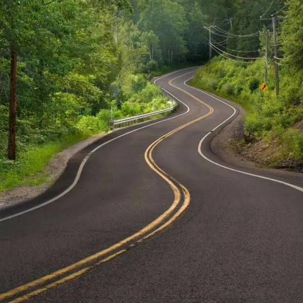 Foto de vía, en nota de qué significan las líneas amarillas y blancas en la carretera: evitan accidentes