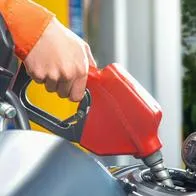 Alertan a conductores en Colombia sobre los mitos y verdades que hay en las estaciones de gasolina a la hora de tanquear y ahorar gasolina.