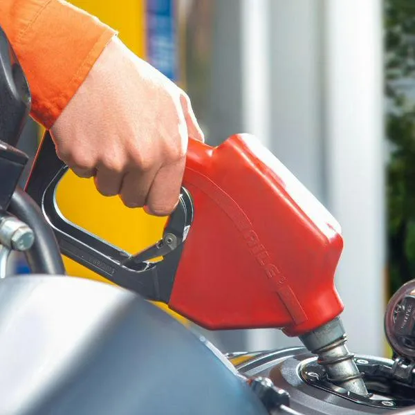 Alertan a conductores en Colombia sobre los mitos y verdades que hay en las estaciones de gasolina a la hora de tanquear y ahorar gasolina.