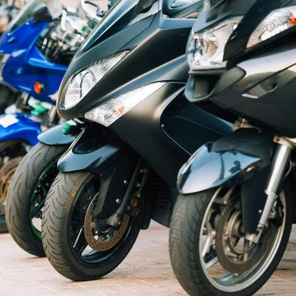 Imagen de motos e infracción por nota sobre proyecto de ley que dejaría sin patios a motos