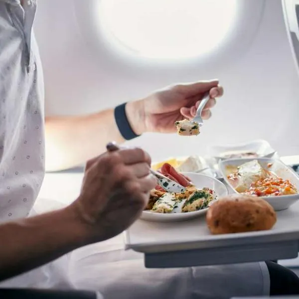 Foto de alimentos en aerolínea, en nota de por qué la comida sabe diferente en el avión: esta es la respuesta que sorprende