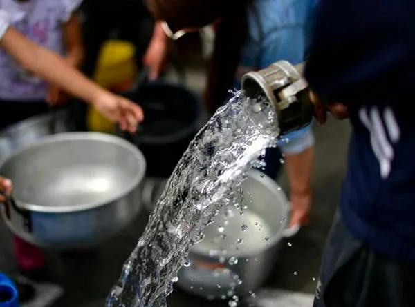 El 58 % de los bogotanos gastan más agua durante rutinas de aseo personal: Acueducto