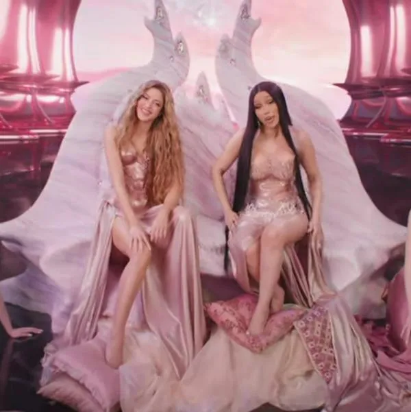 Shakira y Cardi B, en el video de su canción 'Puntería'.