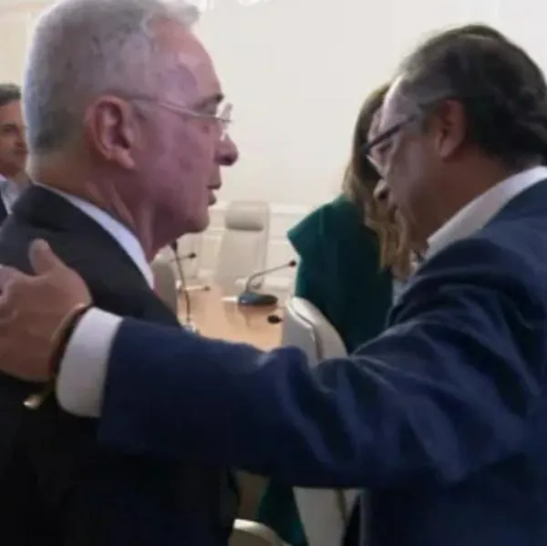 El expresidente Álvaro Uribe le respondió a Gustavo Petro por decir que no paga impuesto predial en Sucre. Le dijo que "no sabía que se le pagaban a él". 