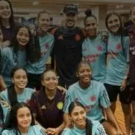 Feid apareció con jugadoras de Colombia Sub-17 en Sudamericano en Paraguay