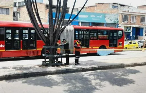 Peatón falleció tras ser arrollado por bus de Transmilenio en la Avenida Caracas