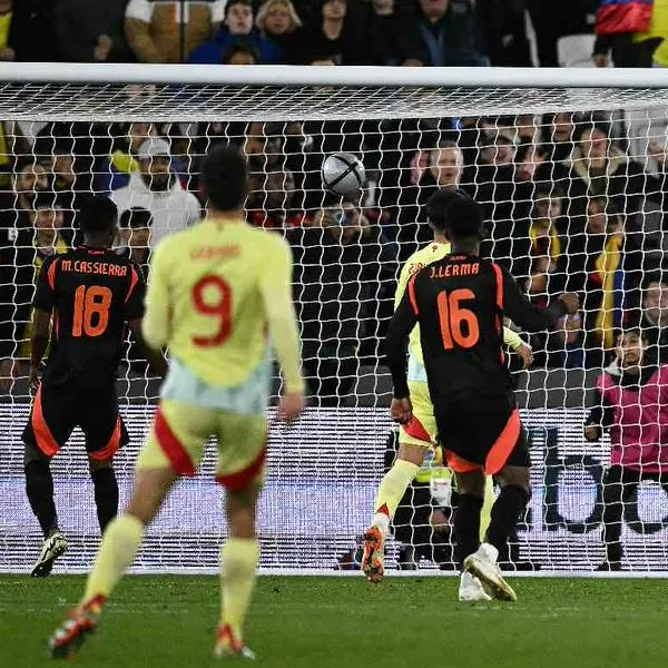 Foto de gol colombiano, en nota de que narradores en España en triunfo de Colombia no se contienen y hablan de escándalo