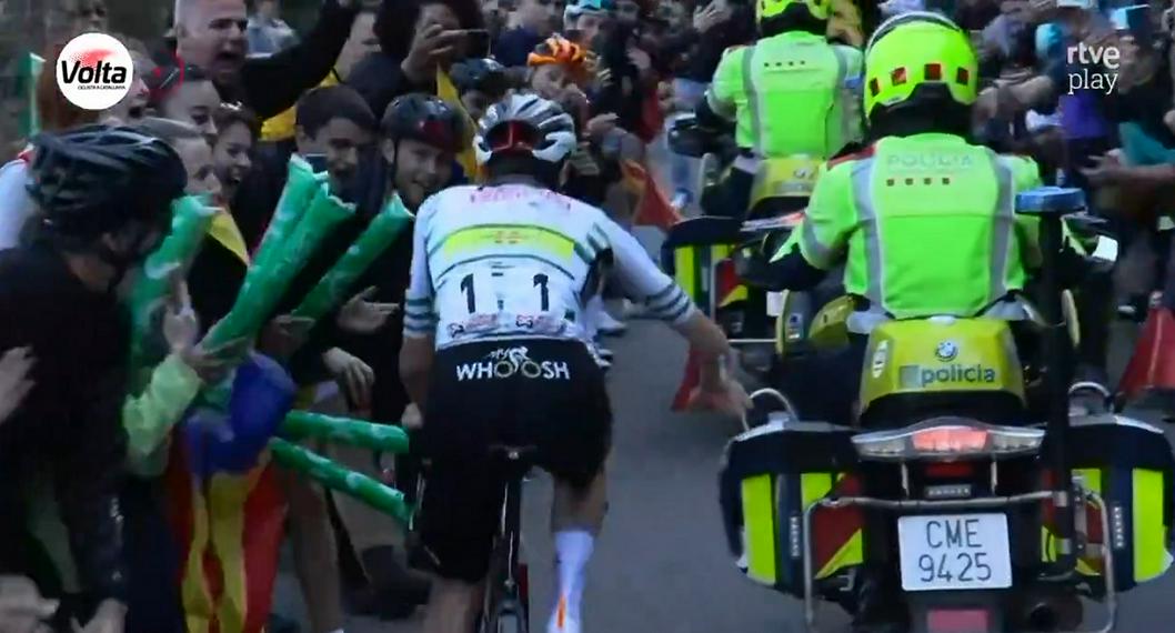 Tadej Pogacar, furioso, cogió a golpes moto de Policía que lo frenó en Vuelta a Cataluña