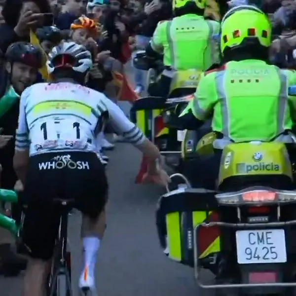 Tadej Pogacar se molestó y le pegó a moto de policía en Vuelta a Cataluña: video