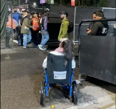 Denuncian que a mujer en silla de ruedas la discriminaron y no la dejaron entrar al FEP